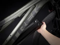 E-Caliber 9.6 Satin Lithium Grey/Trek Black 14 E-Caliber 9.6 Satin Lithium Grey/Trek Black -Berg Fahrrad Geschaft ECaliber96US 21 34353 A Alt2