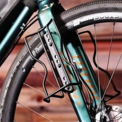 Blackburn Outpost Cargo Cage - Schwarz -Berg Fahrrad Geschaft bbn outpost cargo bike cage black lifestyle 1